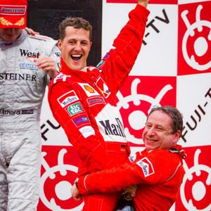 Jean Todt a expliqué que leur relation avait nécessairement évolué depuis l'accident : "On vit différemment mais avec cette même affection, cette même amitié pour lui et pour sa famille."
Michael Schumacher et Jean Todt sur le podium du Grand Prix du Japon, sur le circuit de Suzuka, le 8 octobre 2000. © DPPI / PsnewZ / Bestimage