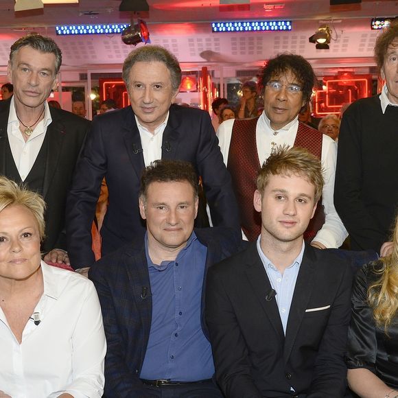 Jean-Loup Dabadie, Muriel Robin, Pierre Sled, Nicolas Sled, Valentine Sled, Sophie Davant, Patrick Dupond, Michel Drucker, Laurent Voulzy et Alain Souchon - Enregistrement de l'émission "Vivement Dimanche" à Paris le 1er Avril 2015. COADIC GUIREC / BESTIMAGE