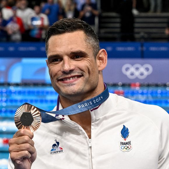 Côté alimentation, pas besoin de se compliquer la vie : une alimentation riche en protéines suffit pour commencer.

Florent Manaudou de France montre la médaille de bronze après avoir participé à la finale du 50m nage libre hommes lors des Jeux Olympiques de Paris 2024 à La Défense Arena à Paris (France), 02 août 2024. © Inside / Panoramic / Bestimage