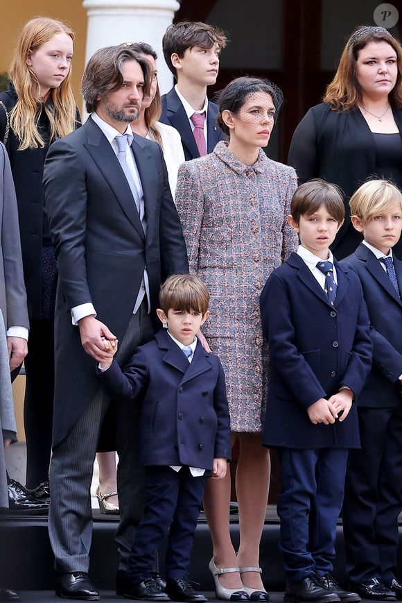 Dimitri Rassam, Balthazar Rassam, Charlotte Casiraghi, Raphaël Elmaleh - La famille princière de Monaco dans la cour du palais lors de la Fête Nationale de la principauté de Monaco le 19 novembre 2022.

© Dominique Jacovides / Bruno Bebert / Bestimage