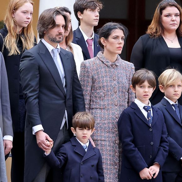 Dimitri Rassam, Balthazar Rassam, Charlotte Casiraghi, Raphaël Elmaleh - La famille princière de Monaco dans la cour du palais lors de la Fête Nationale de la principauté de Monaco le 19 novembre 2022.

© Dominique Jacovides / Bruno Bebert / Bestimage