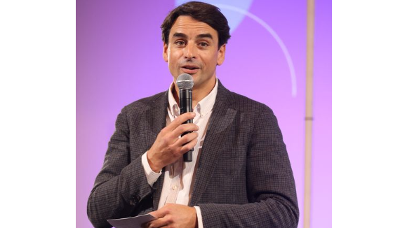 Julian Bugier absent du 13H de France 2 : sa remplaçante s'en sort très bien et lui fait de l'ombre