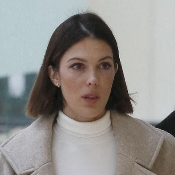 Iris Mittenaere semble épanouie avec Antoine Dupont. 

Iris Mittenaere au palais de justice @Bestimage