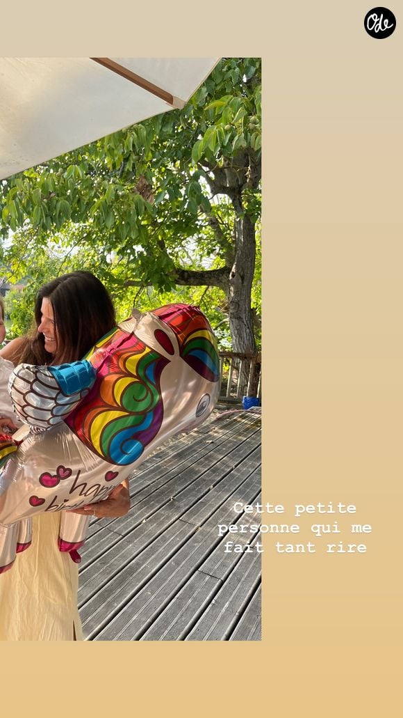 Elle a également publié une tendre photo avec sa fille, qu'elle décrit comme "cette petite personne qui me fait tant rire".

Extrait du compte Instagram de Flavie Péan.

© Instagram / Flavie Péan