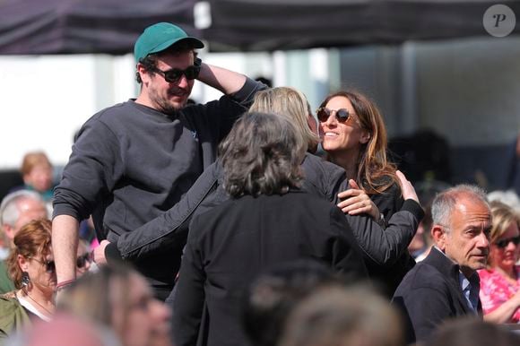 300 personnes réunies pour rendre hommage à Emilie Dequenne dans sa ville de Chièvres (Belgique), le 9 avril 2025, quelques semaines après son décès prématuré, survenu le 16 mars 2025. © Photonews / Bestimage
