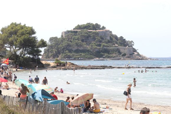 Le village est situé en face du Fort de Brégançon.

Semi-exclusif - Brigitte Macron profite en solo de son premier jour de vacances au Fort de Brégançon à Bormes-les-Mimosas le 30 juillet 2023. Luc Boutria/Nice-Matin/Bestimage
