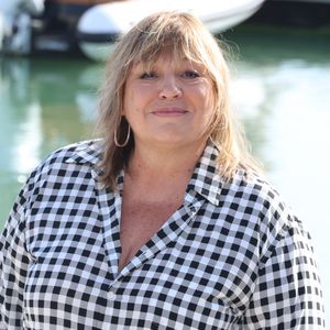 "Moi, en plus, je suis célibataire. Avec mes enfants, nous sommes très collés, alors quand la maison se vide, c’est difficile à accepter", confiait-elle à Télé Magazine, 

Michele Bernier lors du photocall du 'Parfum du Bonheur' lors du 27ème Festival de la Fiction de la Rochelle, France, le 19 septembre 2025. © Denis Guignebourg/Bestimage
