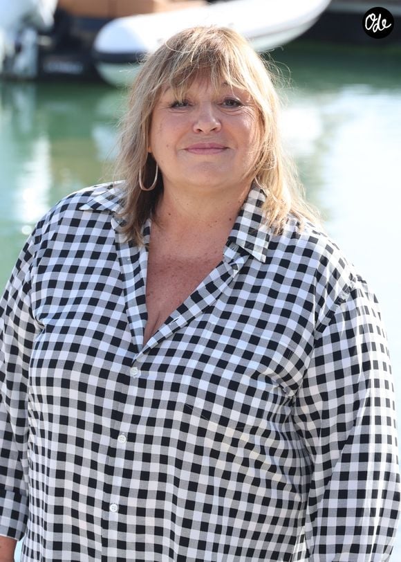 "Moi, en plus, je suis célibataire. Avec mes enfants, nous sommes très collés, alors quand la maison se vide, c’est difficile à accepter", confiait-elle à Télé Magazine, 

Michele Bernier lors du photocall du 'Parfum du Bonheur' lors du 27ème Festival de la Fiction de la Rochelle, France, le 19 septembre 2025. © Denis Guignebourg/Bestimage