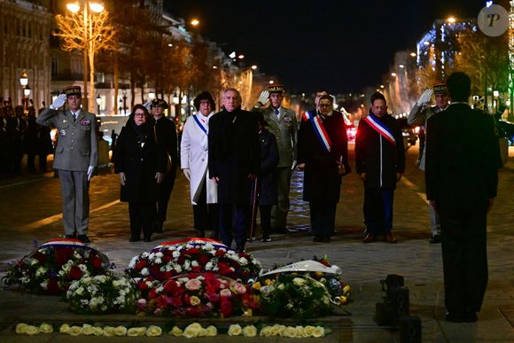 À l'occasion des commémorations des 80 ans de la libération d'Auschwitz, le Premier ministre François Bayrou ravive la flamme du soldat inconnu sous l'Arc de Triomphe à Paris, France, len27 janvier 2025, en présence de représentants de l'Union des déportés d'Auschwitz. © Christian Liewig/Bestimage