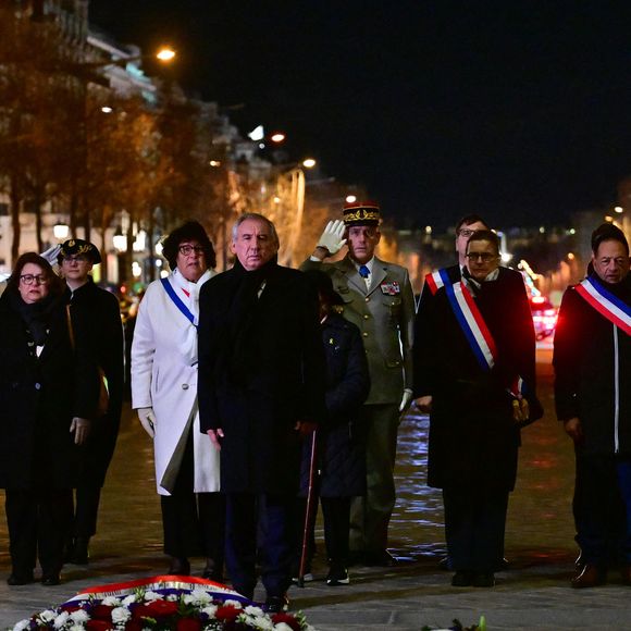 À l'occasion des commémorations des 80 ans de la libération d'Auschwitz, le Premier ministre François Bayrou ravive la flamme du soldat inconnu sous l'Arc de Triomphe à Paris, France, len27 janvier 2025, en présence de représentants de l'Union des déportés d'Auschwitz. © Christian Liewig/Bestimage