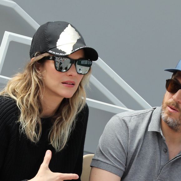 Marion Cotillard et son compagnon Guillaume Canet - People dans les tribunes lors de la finale messieurs des internationaux de France de tennis de Roland Garros 2019 à Paris le 9 juin 2019. © Jacovides-Moreau/Bestimage