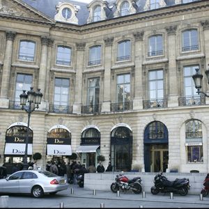 C'est dans cette superbe maison que Henri Salvador, qui habitait aussi à Paris place Vendôme, a composé les chansons de l'album de jazz dont il rêvait tant, qui sortira finalement en 2000.

Façace de l'immeuble où se trouve l'appartement d'Henri et Catherine Salvador au 6 place Vendôme à Paris
CYRIL MOREAU / BESTIMAGE