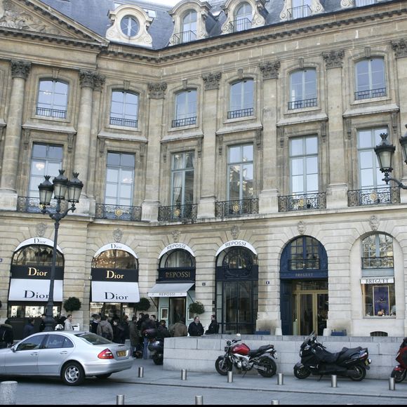 C'est dans cette superbe maison que Henri Salvador, qui habitait aussi à Paris place Vendôme, a composé les chansons de l'album de jazz dont il rêvait tant, qui sortira finalement en 2000.

Façace de l'immeuble où se trouve l'appartement d'Henri et Catherine Salvador au 6 place Vendôme à Paris
CYRIL MOREAU / BESTIMAGE