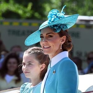 Elles ont échangé un rire complice lors de leur sortie du palais. 

La princesse Charlotte de Galles, Catherine (Kate) Middleton, princesse de Galles, - Les membres de la famille royale britannique arrivent à Buckingham Palace pour la cérémonie Trooping the Colour à Londres, le 14 juin 2025. Affecté par le crash du Boeing 787 Dreamliner à Ahmedabad du 12 juin, le souverain et les officiels porteront un brassard noir en hommage aux plus de 270 victimes. Bon nombre d'elles étaient des ressortissants britanniques.
© Goff Inf / Bestimage
