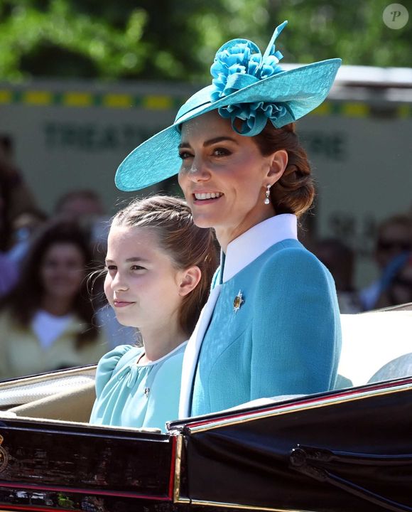 Elles ont échangé un rire complice lors de leur sortie du palais. 

La princesse Charlotte de Galles, Catherine (Kate) Middleton, princesse de Galles, - Les membres de la famille royale britannique arrivent à Buckingham Palace pour la cérémonie Trooping the Colour à Londres, le 14 juin 2025. Affecté par le crash du Boeing 787 Dreamliner à Ahmedabad du 12 juin, le souverain et les officiels porteront un brassard noir en hommage aux plus de 270 victimes. Bon nombre d'elles étaient des ressortissants britanniques.
© Goff Inf / Bestimage