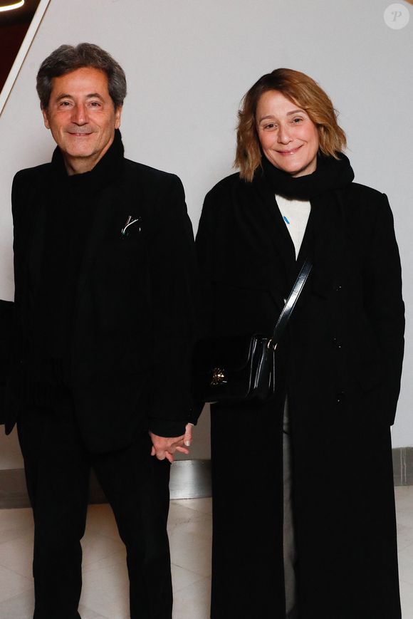 Le mari de Daniela et père de Flora est Senior Executive VP chez SUEZ. Il supervise le développement international et les projets d’infrastructures.

Exclusif - Daniela Lumbroso et son mari Eric Ghebali - Spectacle symphonique "Aznavour Célébration - l'hommage officiel" en clôture du centenaire de la naissance de C. Aznavour au palais des Congrès à Paris le 23 novembre 2024.
© Christophe Clovis / Bestimage