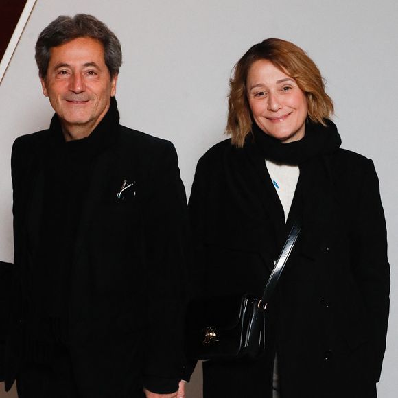 Le mari de Daniela et père de Flora est Senior Executive VP chez SUEZ. Il supervise le développement international et les projets d’infrastructures.

Exclusif - Daniela Lumbroso et son mari Eric Ghebali - Spectacle symphonique "Aznavour Célébration - l'hommage officiel" en clôture du centenaire de la naissance de C. Aznavour au palais des Congrès à Paris le 23 novembre 2024.
© Christophe Clovis / Bestimage