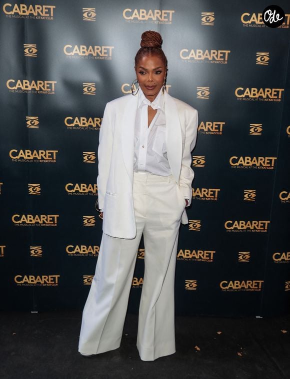 Entre chorégraphies, changements de costumes et performances vocales, la star mise sur une préparation physique adaptée aux exigences de la scène.

8 juillet 2025 : Janet Jackson parmi les célébrités présentes à Londres pour célébrer la 1 500e représentation de la comédie musicale Cabaret. | 00714413