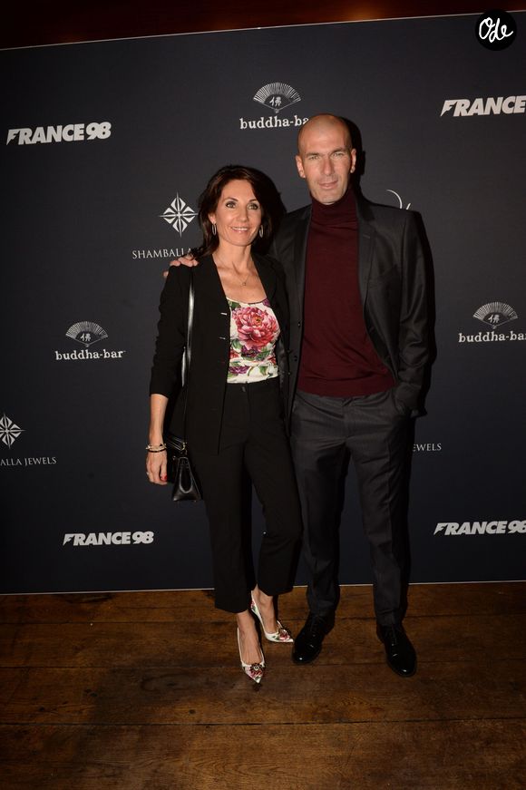 Des repères précieux pour Zizou, qui ne cache pas son attachement à la capitale espagnole : "Je me sens de Madrid, club, de cette ville", a-t-il répété à plusieurs reprises comme le souligne Paris Match.

Zinedine Zidane et sa femme Véronique - A l'occasion des 20 ans de la victoire de l'équipe de France, les bleus 98 se sont rendus à un dîner organisé au Buddha Bar avec tous les joueurs et leur famille le 11 juin 2018. © Rachid Bellak/Bestimage