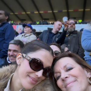 Ce voyage complice avait pour but d'aller soutenir son célèbre compagnon, le rugbyman Antoine Dupont.

Iris Mittenaere et sa mère Laurence en Ecosse pour soutenir Antoine Dupont.