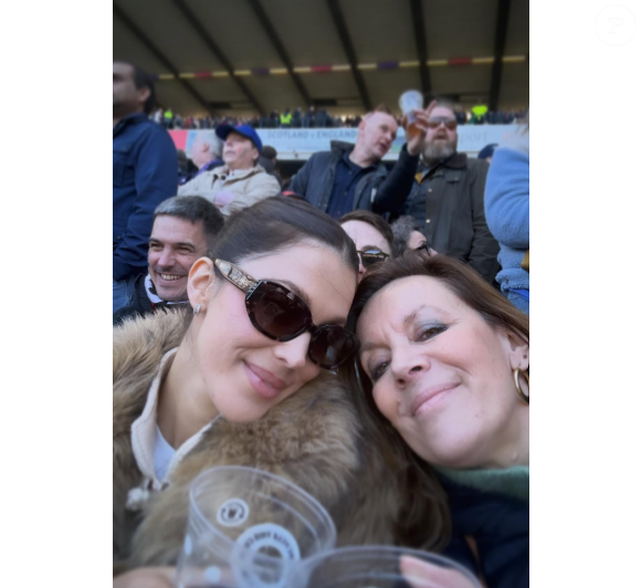 Ce voyage complice avait pour but d'aller soutenir son célèbre compagnon, le rugbyman Antoine Dupont.

Iris Mittenaere et sa mère Laurence en Ecosse pour soutenir Antoine Dupont.