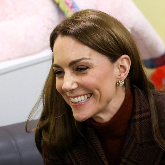 Kate joint d'ailleurs l'utile à l'agréable puisque les marionnettes sont réputées pour faire “apprendre par le jeu à stimuler l’imagination”. L'enfant est poussé à l'interaction, moyen parfait pour développer le langage

Catherine (Kate) Middleton, princesse de Galles, visite une unité mère-enfant (MBU) d'Action for Children à la prison HMP Styal de Wilmslow, Royaume Uni, le 11 février 2025. © Phil Noble/WPA-Pool/Bestimage