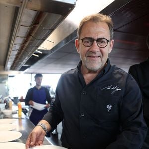 La Terrasse Rouge - Michel Sarran, chef étoilé du restaurant "Michel Sarran" à Toulouse - "Primeurs Etoilés" au restaurant La Terrasse Rouge au Château La Dominique à Saint Emilion, Gironde, France, le 24 avril 2024. © Jean-Marc Lhomer/Bestimage