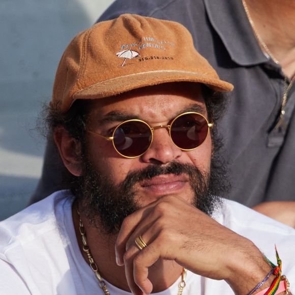 Il s'est associé à d'autres légendes du basket pour investir dans la Basketball Africa League.

Joakim Noah - Personnalités dans les tribunes lors des internationaux de tennis de Roland Garros le 29 mai 2023.

© Moreau / Jacovides / Bestimage