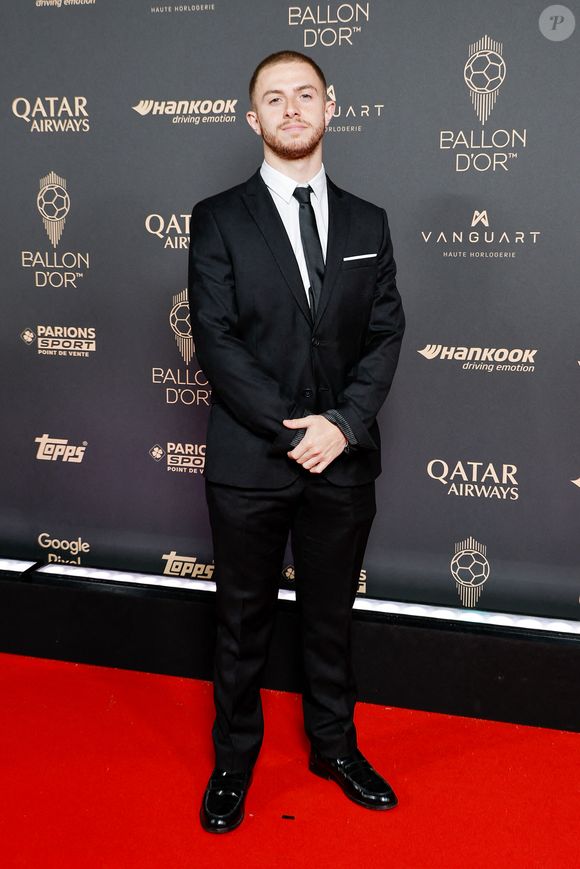 Sur Instagram, il a aussi tenu à répondre aux critiques concernant sa légitimité à prendre part à l’événement.

Miguel Mattioli (Michou) au photocall de la 69ème cérémonie du Ballon D'Or 2025 au théâtre du Châtelet à Paris, France, le 22 septembre 2025. © Cyril Moreau/Bestimage