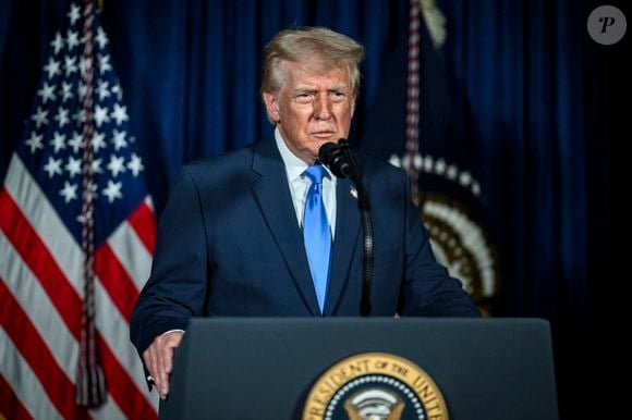 Le 26 novembre 2025, Palm Beach, Floride, États-Unis d'Amérique : Le président américain Donald Trump prononce un discours sur la mort de deux soldats de la Garde nationale abattus par un ressortissant afghan lors d'une patrouille dans le district de Columbia depuis Mar-a-Lago, le 26 novembre 2025 à Palm Beach, en Floride. © Daniel Torok/White House/Planet Pix via ZUMA Press Wire/Bestimage