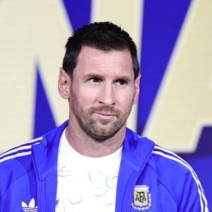 Après ses adieux à la sélection nationale argentine, Lionel Messi ne raccroche pas encore les crampons mais diversifie ses activités

Lionel Messi, capitaine de l'équipe d'Argentine, lors d'une conférence de presse spéciale organisée par la FIFA en marge de la finale de la Coupe du monde, à l'occasion du Fanatics Fest, au Jacob Javits Center, à New York. (Credit Image: © Jess Stiles/ZUMA Press Wire)