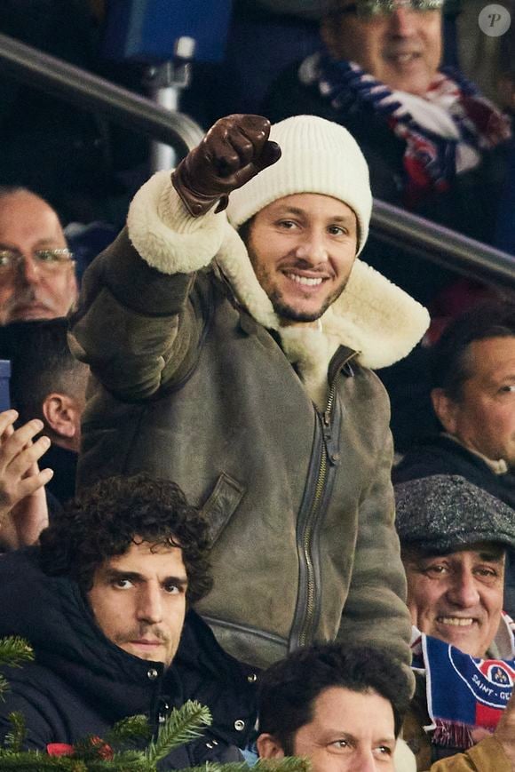 Louis Garrel, Vianney et son père dans les tribunes du match de Ligue 1 McDonald's opposant le Paris Saint-Germain (PSG) à Lyon (3-1) au Parc des Princes à Paris le 15 décembre 2024. © Cyril Moreau/Bestimage