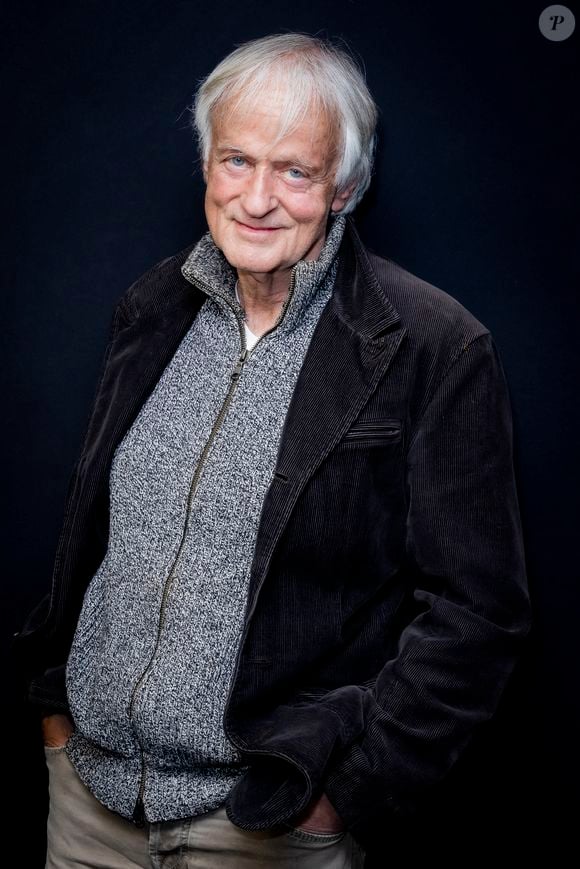 "Je suis tombé sur la tête et j'ai passé quatre jours dans le coma à l'hôpital, explique l'artiste de 81 ans. Depuis trois ans, je n'ai ni goût, ni odorat, comme certains malades du Covid."

Exclusif - Le chanteur Dave lors de l'enregistrement de l'émission "CS Cohen" à Radio J à Paris. Le 20 avril 2022. © Jack Tribeca / Bestimage