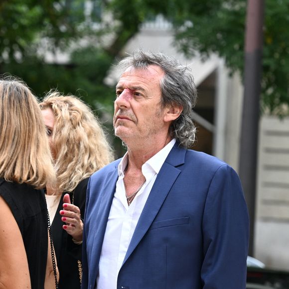 "Je t'aime mon fils". "Moi aussi", a soufflé le jeune homme un peu timide avant de raccrocher.

Jean-Luc Reichmann - Arrivées aux obsèques de Nonce Paolini en l'église Saint-Honoré-d'Eylau, 66 bis, avenue Raymond-Poincaré à Paris, France, le 23 juillet 2024.