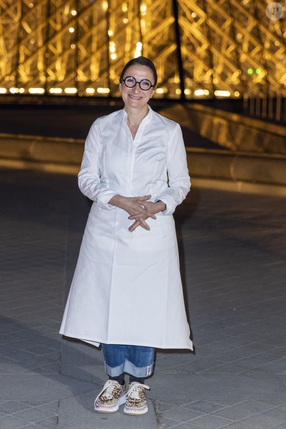 Il s'agit d'Anne-Sophie Pic.

Anne-Sophie Pic - Photo Call du " Le Grand Diner du Louvre " lors de la Fashion Week à Paris le 5 mars 2025. © Olivier Borde /Bestimage