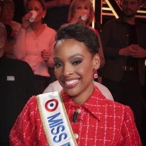 Exclusif - Angélique Angarni-Filopon, miss France 2025 sur le plateau de l'émission "Touche pas à mon poste" (TPMP) diffusée en direct sur C8 le 17 décembre 2024. © Jack Tribeca / Bestimage