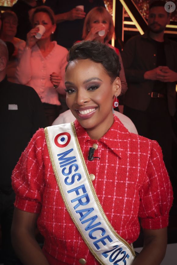 Exclusif - Angélique Angarni-Filopon, miss France 2025 sur le plateau de l'émission "Touche pas à mon poste" (TPMP) diffusée en direct sur C8 le 17 décembre 2024. © Jack Tribeca / Bestimage