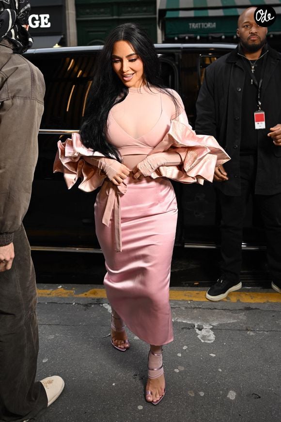 Kim Kardashian a posté un long message Instagram pour rendre hommage à sa grand-mère

Kim Kardashian arrive pour le lancement mondial de NikeSkims qui passe par un pop-up dans le quartier du Marais à Paris, France, le 2 février 2026. NikeSkims inaugure un pop-up expérientiel du 3 au 8 février, le quartier du Marais agissant comme un carrefour entre luxe et culture urbaine. L'espace de 500 mètres carrés accueille des défilés durant les fashion weeks sous sa verrière style Eiffel culminant à 7.5 mètres de hauteur. © Pierre Perusseau/Bestimage