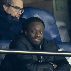 Pour échapper à la chaleur étouffante des Émirats, le chanteur a pensé à tout pour chouchouter ses prestigieux clients. 

Dadju, Michaël Youn - People dans les tribunes lors du match de ligue des champions entre le PSG et l'AC Milan au Parc des Princes à Paris le 25 octobre 2023. © Cyril Moreau/Bestimage