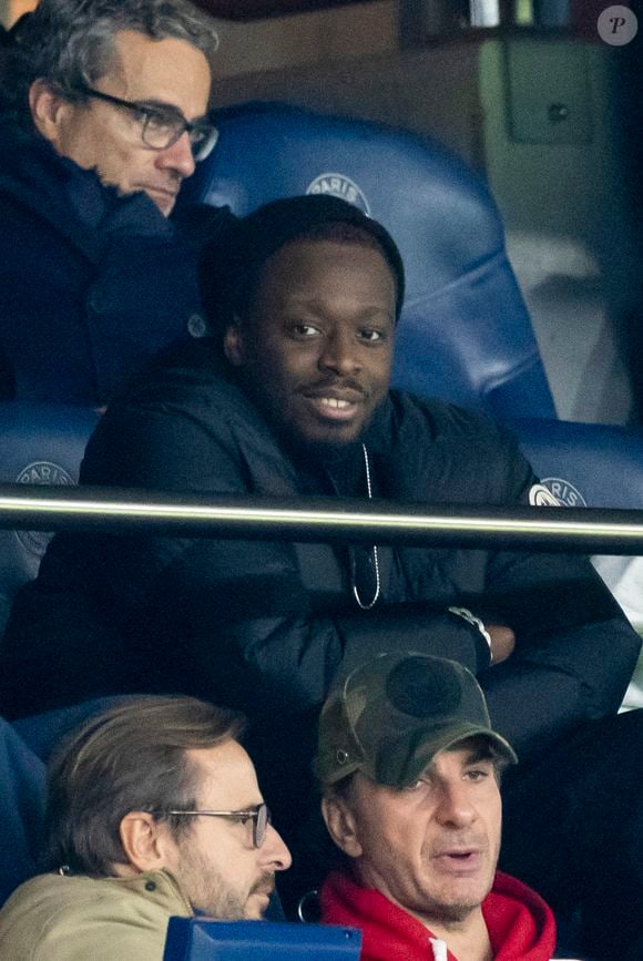 Pour échapper à la chaleur étouffante des Émirats, le chanteur a pensé à tout pour chouchouter ses prestigieux clients. 

Dadju, Michaël Youn - People dans les tribunes lors du match de ligue des champions entre le PSG et l'AC Milan au Parc des Princes à Paris le 25 octobre 2023. © Cyril Moreau/Bestimage