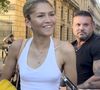 Privilégiez la caféine pour décongestionner et l'acide hyaluronique pour lisser. Un contour de l'œil bien hydraté capte naturellement mieux la lumière et réduit l'aspect creusé.

Exclusif - Zendaya est tout sourire lorsqu'elle s'arrête pour saluer un petit groupe de fans lors d'une sortie à Paris.

©BestImage



Sur la photo : Zendaya