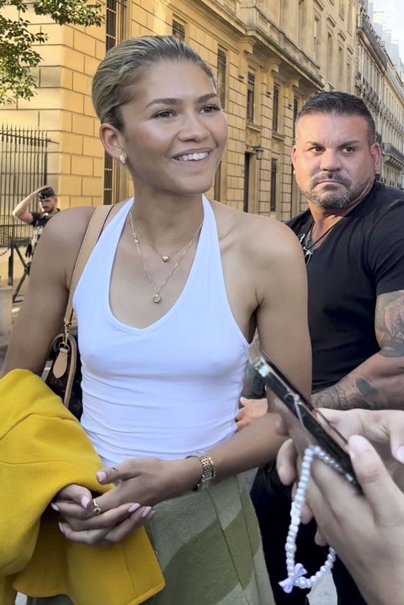 Privilégiez la caféine pour décongestionner et l'acide hyaluronique pour lisser. Un contour de l'œil bien hydraté capte naturellement mieux la lumière et réduit l'aspect creusé.

Exclusif - Zendaya est tout sourire lorsqu'elle s'arrête pour saluer un petit groupe de fans lors d'une sortie à Paris.

©BestImage



Sur la photo : Zendaya