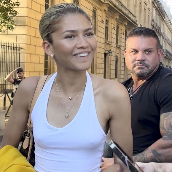 Privilégiez la caféine pour décongestionner et l'acide hyaluronique pour lisser. Un contour de l'œil bien hydraté capte naturellement mieux la lumière et réduit l'aspect creusé.

Exclusif - Zendaya est tout sourire lorsqu'elle s'arrête pour saluer un petit groupe de fans lors d'une sortie à Paris.

©BestImage



Sur la photo : Zendaya