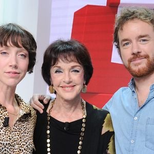 Exclusif - Anny Duperey entouree par ses enfants Sara Giraudeau et Gaël Giraudeau - Enregistrement de l'émission Vivement dimanche au studio Gabriel, présentée par M.Drucker et diffusée sur France 3 le 15 octobre 2023.
© Guillaume Gaffiot / Bestimage