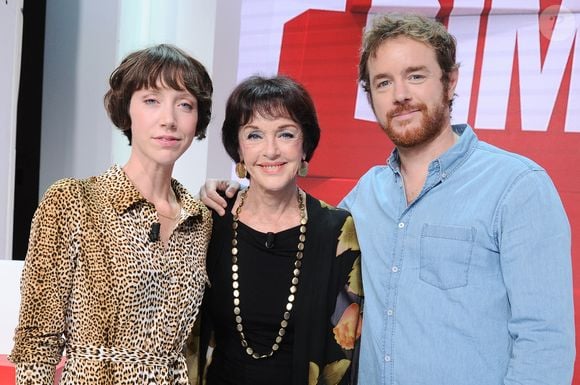 Exclusif - Anny Duperey entouree par ses enfants Sara Giraudeau et Gaël Giraudeau - Enregistrement de l'émission Vivement dimanche au studio Gabriel, présentée par M.Drucker et diffusée sur France 3 le 15 octobre 2023.
© Guillaume Gaffiot / Bestimage