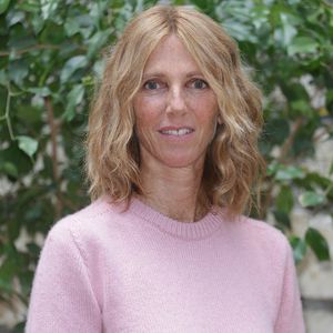 La comédienne a imaginé des créations colorées et décalées avec l'atelier Sous Terre.

Sandrine Kiberlain - Photocall du film "Ni Vue, Ni Connue" lors de la 19ème édition du festival du film francophone d'Angoulême, le 25 août 2026. © Coadic Guirec / Bestimage