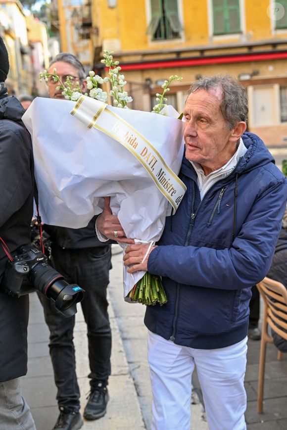 Bouquet de la ministre de la Culture, R.Dati aux obsèques d'Evelyne Leclercq en la cathédrale Sainte-Réparate de Nice, France, le 13 janvier 2026. Une tenue blanche ou claire est souhaitée pour la cérémonie. Ni fleurs, ni couronnes. Selon la volonté de la défunte Evelyne, des dons en faveur du pôle cancérologie Arnault Tzanck pourront être effectués par chèque à l'ordre de FDD AAT ou via un lien numérique HelloAsso - Campagne de dons, Institut du Cancer de Mougins. © Bruno Bebert/Bestimage