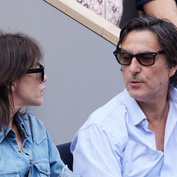 Yvan Attal et sa compagne Charlotte Gainsbourg dans les tribunes des Internationaux de France de tennis de Roland Garros 2023 à Paris le 11 juin 2023. © Jacovides-Moreau/Bestimage