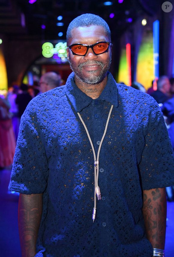 Djibril Cissé - Prime d'Amazon fait sa fête foraine au Bridge Club à Paris le 25 juin 2025.  Hier soir, le Bridge Club s’est métamorphosé en fête foraine où de nombreuses personnalités se sont réunies pour célébrer Prime Day, l’événement shopping estival qui animera l’été du 8 au 11 juillet.
 © Veeren/Bestimage
