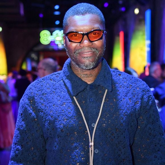 Djibril Cissé - Prime d'Amazon fait sa fête foraine au Bridge Club à Paris le 25 juin 2025.  Hier soir, le Bridge Club s’est métamorphosé en fête foraine où de nombreuses personnalités se sont réunies pour célébrer Prime Day, l’événement shopping estival qui animera l’été du 8 au 11 juillet.
 © Veeren/Bestimage